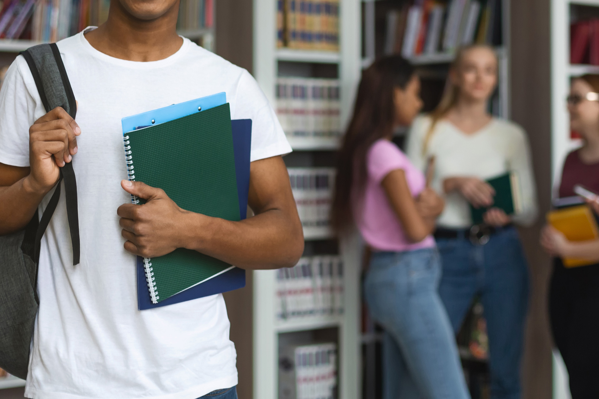 Étudiante internationale sur un campus universitaire